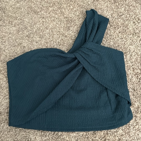 NWOT Bundle of three crop tops - Picture 13 of 16